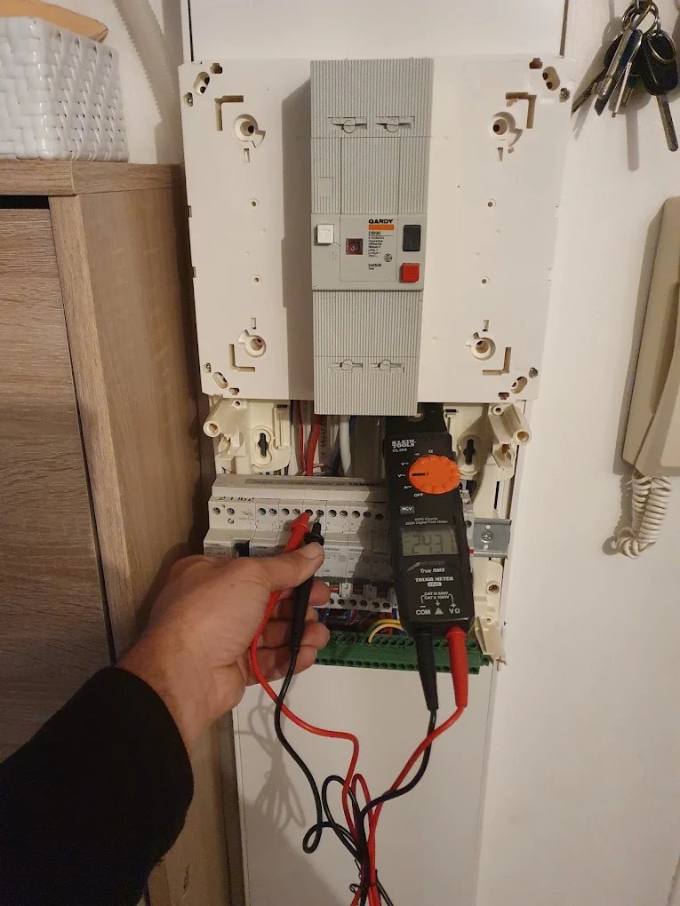 Mesure de tension au tableau électrique avec une pince multimètre