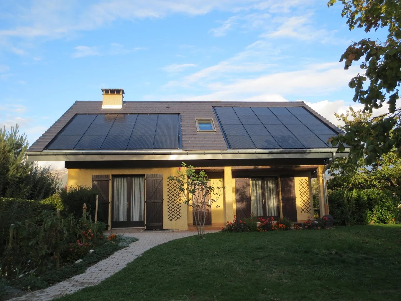 Maison équipée de panneaux solaires — aides financières 2026