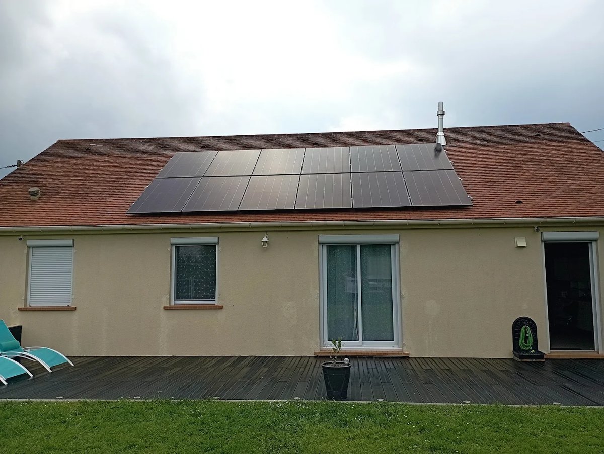 Installation de panneaux solaires NEXHOM sur une maison